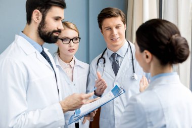 Doktorlar takım tanı tartışıyor