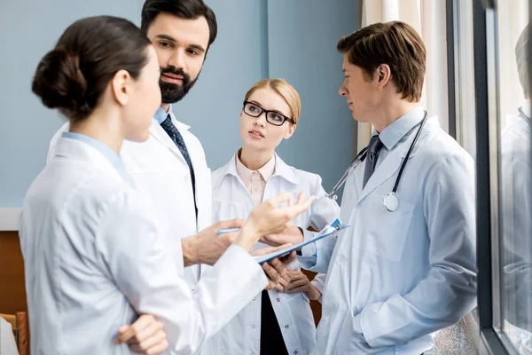 Equipe de médicos discutindo diagnóstico — Fotografia de Stock