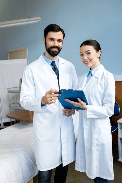 Lékaři drží diagnóza — Stock fotografie