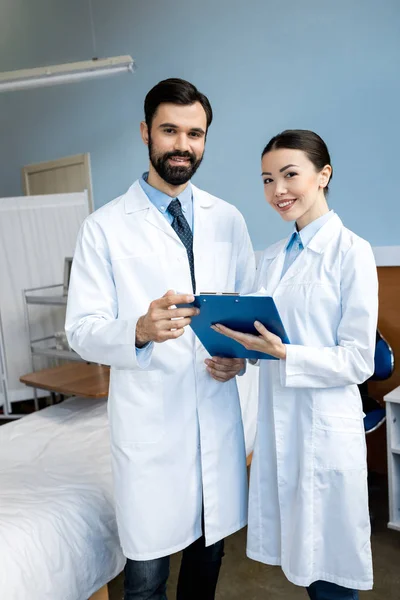 Médicos segurando diagnóstico — Fotografia de Stock