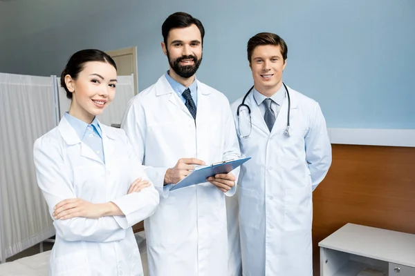 Médicos segurando diagnóstico — Fotografia de Stock