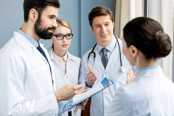 Equipe de médicos discutindo diagnóstico — Fotografia de Stock