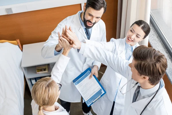 Equipe de médicos dando highfive — Fotografia de Stock