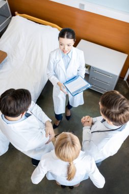 Doktorlar takım tanı tartışıyor