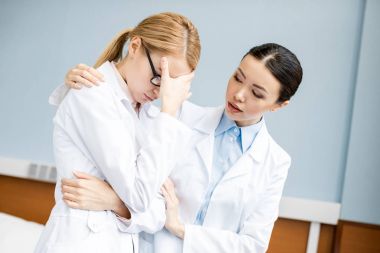 Profesyonel doktorlar konuşuyor 