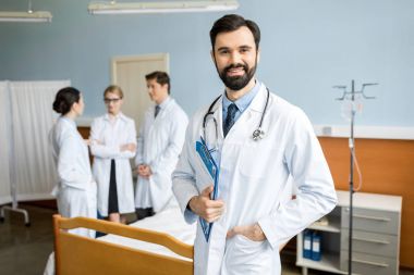 Doktor kliniğinde gülümseyen