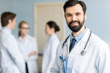 Doktor kliniğinde gülümseyen