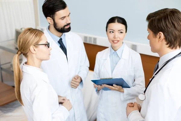 Equipo de médicos discutiendo diagnóstico — Foto de Stock