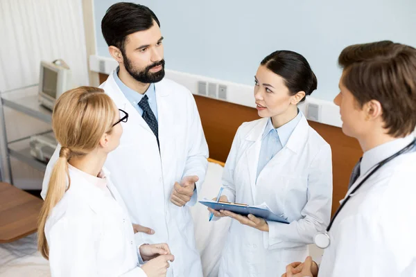 Team di medici che discutono diagnosi — Foto Stock