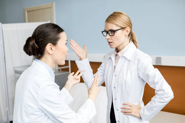 Médicos profissionais falando — Fotografia de Stock