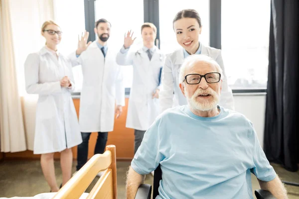 Medici e pazienti anziani — Foto Stock