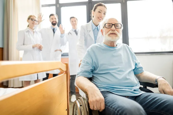 Medici e pazienti anziani — Foto Stock