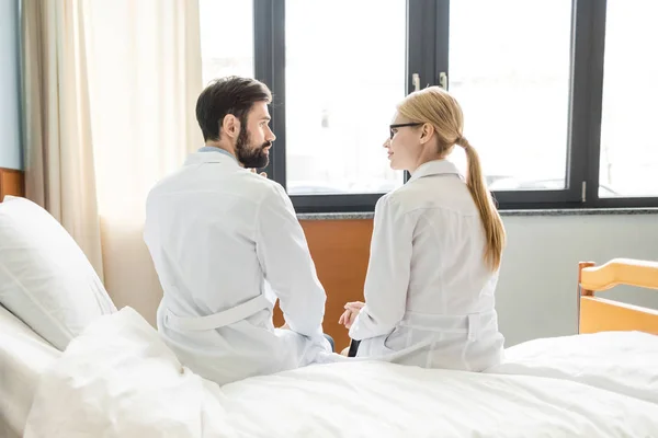 Médicos profesionales hablando —  Fotos de Stock