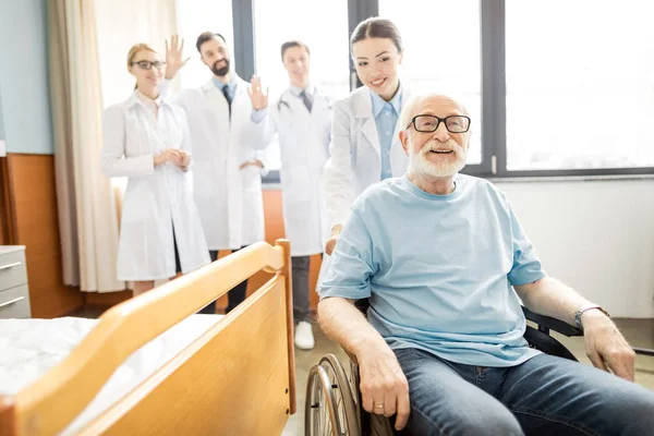 Médicos y pacientes mayores — Foto de Stock