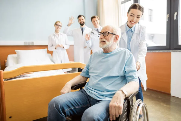 Médicos y pacientes mayores — Foto de Stock