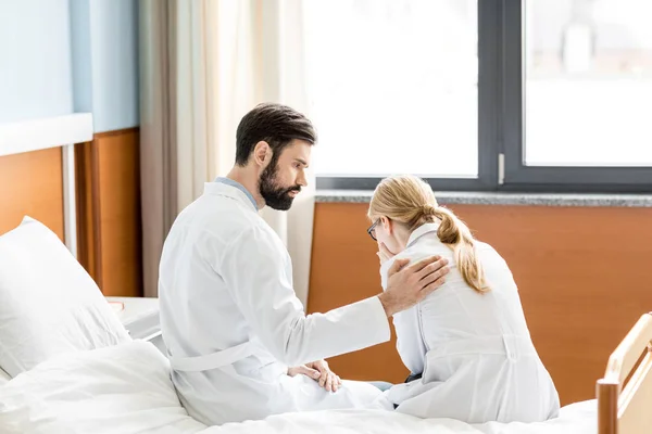 Médico calmante chateado colega — Fotografia de Stock