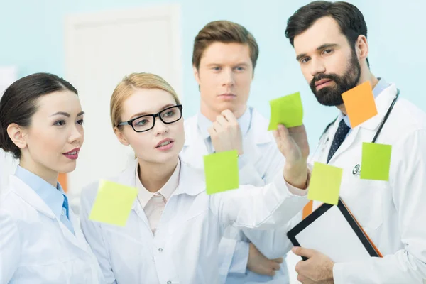 Médicos que tienen reunión de trabajo —  Fotos de Stock