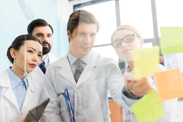 Médicos que tienen reunión de trabajo — Foto de Stock