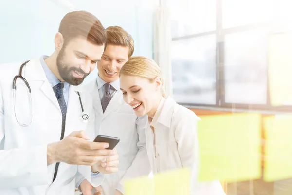 Médicos usando teléfono inteligente — Foto de Stock