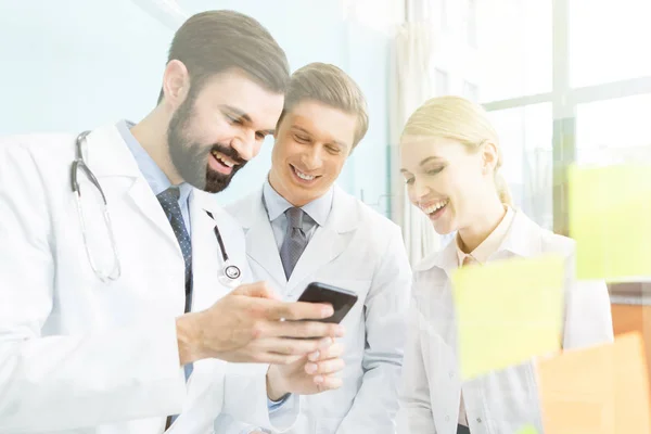 Médicos usando teléfono inteligente — Foto de Stock