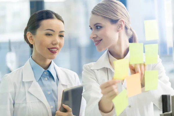 Médicos que tienen reunión de trabajo — Foto de Stock