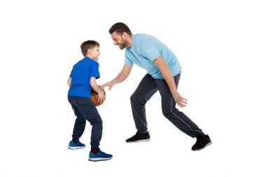 Baba ve oğul basketbol oynarken 