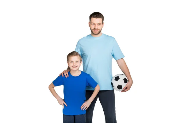 Отец и сын играют в футбол — стоковое фото