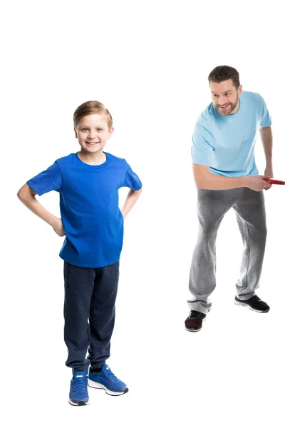 Pai e filho brincando com frisbee — Fotografia de Stock