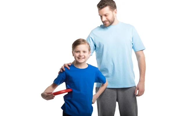 Vader en zoon spelen met frisbee — Stockfoto