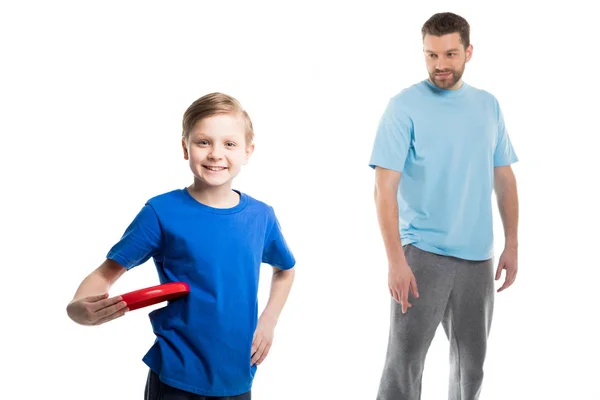 Ayah dan anak bermain dengan frisbee — Stok Foto