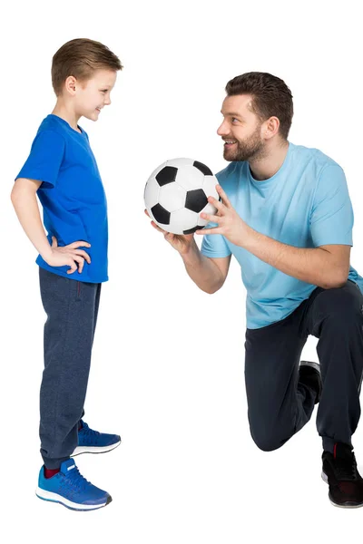 Père et fils jouant au football — Photo