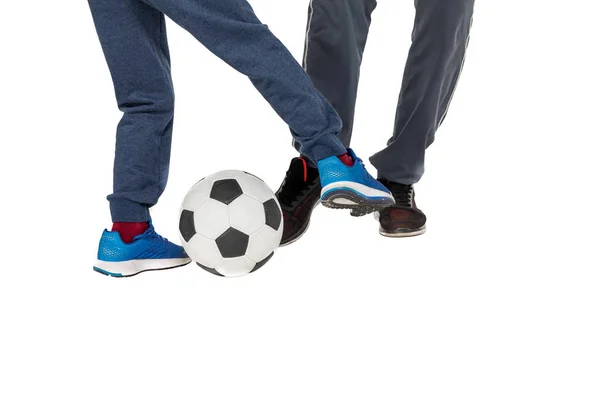 Отец и сын играют в футбол — Бесплатное стоковое фото
