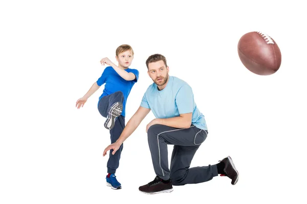 Futbol oynayan çocuk ile baba — Stok fotoğraf
