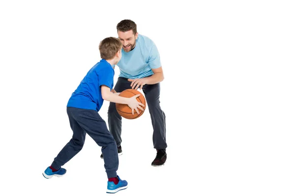 Baba ve oğul basketbol oynarken 