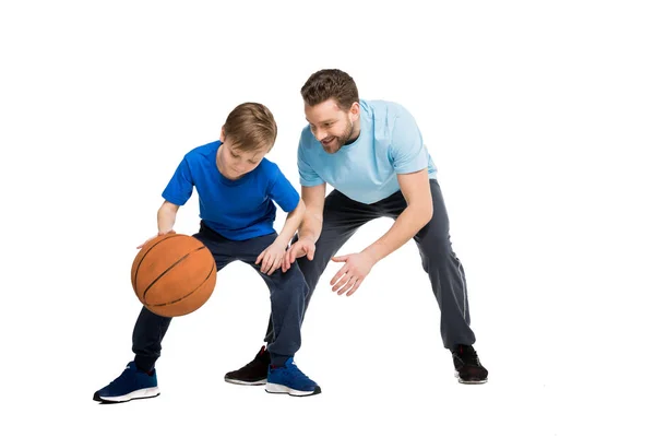 Baba ve oğul basketbol oynarken — Stok fotoğraf
