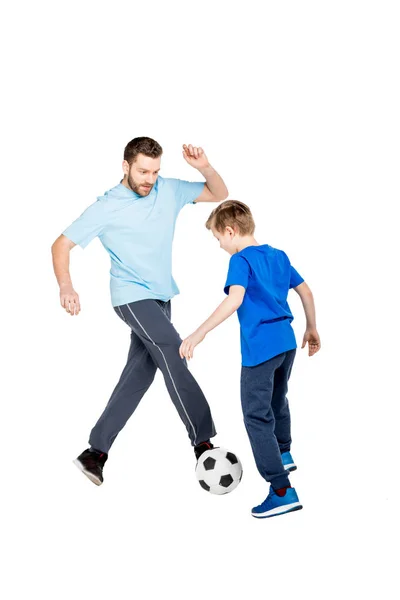 Père et fils jouant au football Photo De Stock