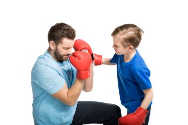 Baba ile oğlu boks eğitimi sırasında