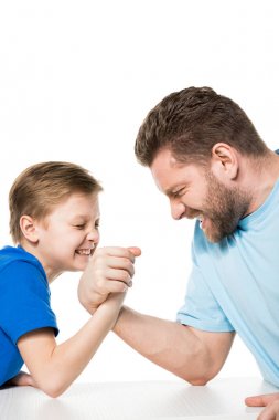 Oğlu ile babası bilek güreşi