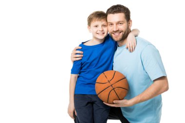 Baba ve oğul basketbol oynarken 