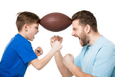 Baba ve oğul rugby topu ile