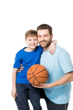 Baba ve oğul basketbol oynarken