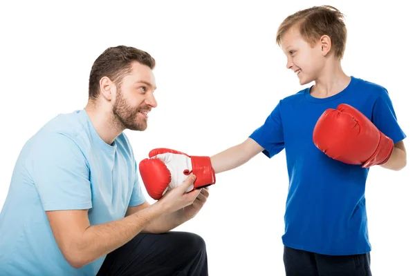 Pai com filho durante o treinamento de boxe — Fotografia de Stock