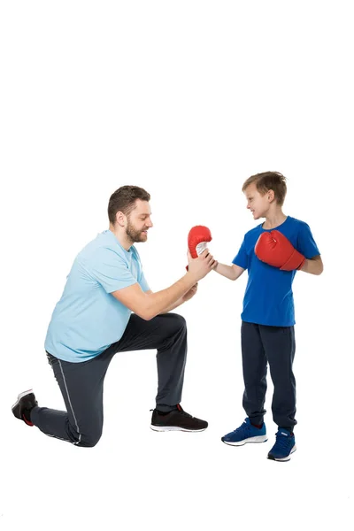 मुक्केबाजी प्रशिक्षण के दौरान बेटे के साथ पिता — फ़्री स्टॉक फ़ोटो