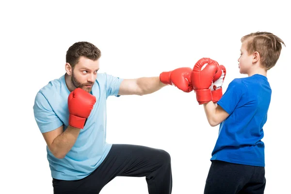 Padre con hijo durante el entrenamiento de boxeo — Foto de Stock