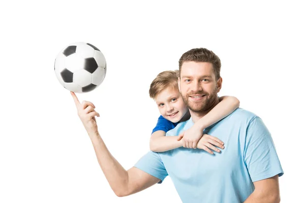 Pai e filho posando com bola de futebol — Fotografia de Stock