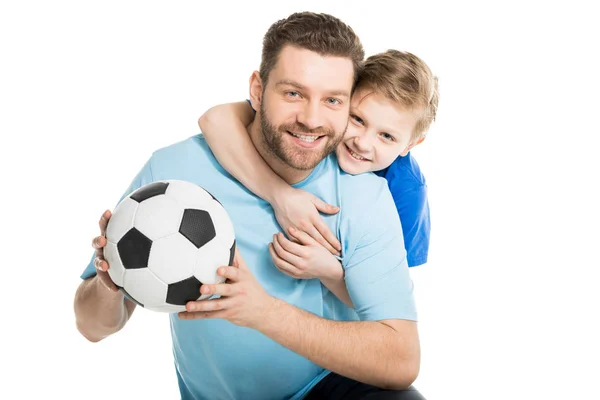 Pai e filho posando com bola de futebol — Fotografia de Stock