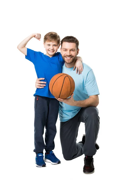 Apa és fia készen áll a játékra a kosárlabda — Stock Fotó