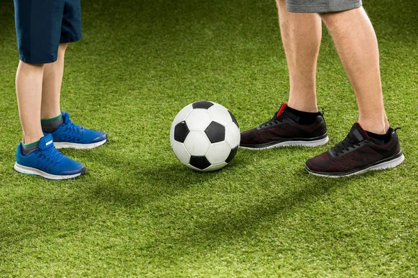 Pai e filho jogando futebol — Fotografia de Stock