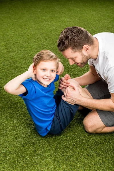 Padre e hijo entrenando juntos — Foto de stock gratuita