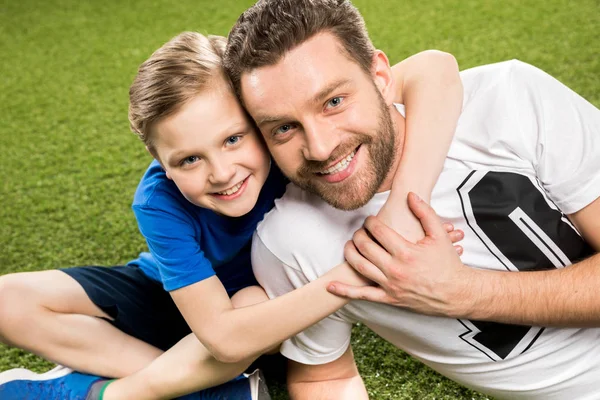 Father and son lying on grass — Stock Photo, Image